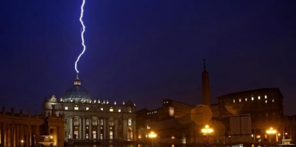 Un rayo golpeó la cúpula de la basílica de San Pedro, en el Vaticano, el mismo día en el que el papa Benedicto XVI anunció su renuncia. (Imagen La Primera Plana)